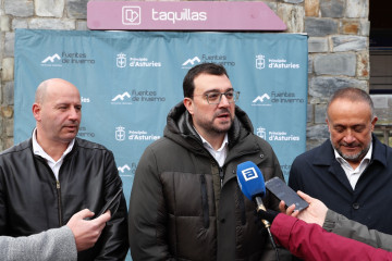 El presidente del Principado, Adrián Barbón, atiende a los medios de comunicación.