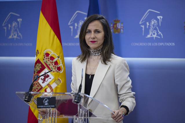 La secretaria general de Podemos, Iones Belarra, durante una rueda de prensa, en el Congreso de los Diputados, a 4 de marzo de 2026, en Madrid (España).