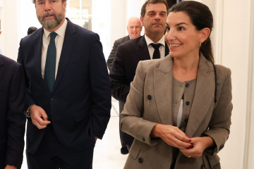 Archivo - El presidente de la plataforma Atenea, Iván Espinosa de los Monteros, y la exportavoz de VOX Madrid en la Asamblea, Rocío Monasterio, a su llegada a un desayuno de Nueva Economía Fórum, 