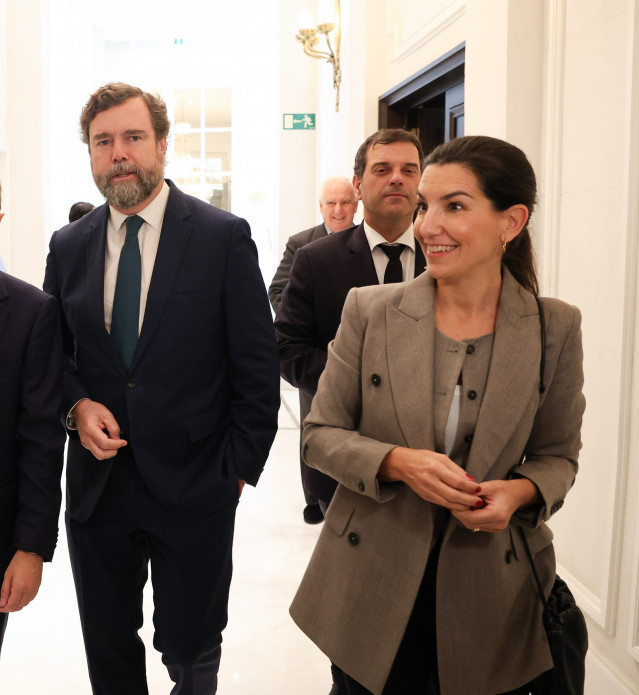 Archivo - El presidente de la plataforma Atenea, Iván Espinosa de los Monteros, y la exportavoz de VOX Madrid en la Asamblea, Rocío Monasterio, a su llegada a un desayuno de Nueva Economía Fórum, en el Hotel Mandarín Oriental Ritz, a 12 de noviembre de 20
