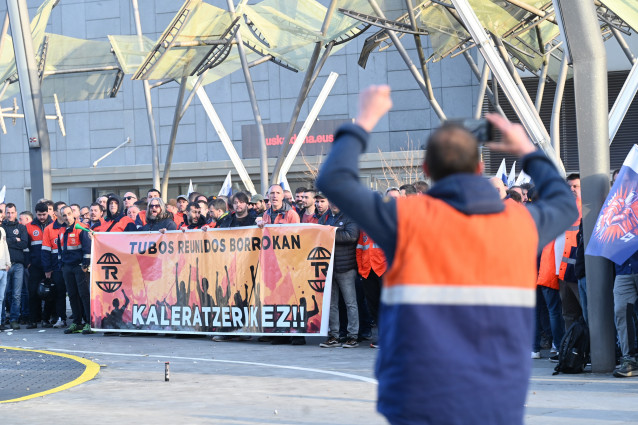 Trabajadores de Tubos Reunidos se concentran contra el ERE, frente al Palacio Euskalduna de Bilbao, a 26 de febrero de 2026, en Bilbao, Vizcaya, País Vasco (España).