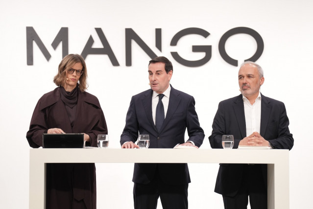 La directora financiera de Mango, Margarita Salvans; el presidente y consejero delegado, Toni Ruiz,  y el director de Expansión y Franquicias, Daniel López