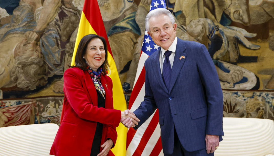 La ministra de Defensa, Margarita Robles, se reúne con el embajador de los Estados Unidos de América en España, Benjamín León Jr., en la sede del Ministerio de Defensa, 4 de marzo de 2026, en Mad