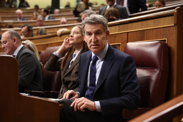 La portavoz del PP en el Congreso, Ester Muñoz, y el presidente del PP, Alberto Núñez Feijóo, durante una sesión de control al Gobierno, en el Congreso de los Diputados, a 18 de febrero de 2026, 