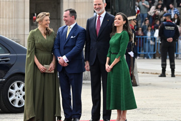 Stéphanie de Lannoy, Guillermo V de Luxemburgo, el Rey Felipe VI y la Reina Letizia durante el recibimiento en el Palacio Real