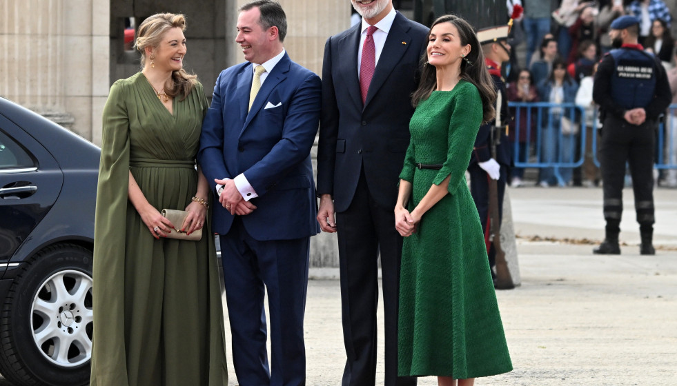 Stéphanie de Lannoy, Guillermo V de Luxemburgo, el Rey Felipe VI y la Reina Letizia durante el recibimiento en el Palacio Real