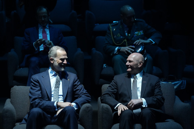 El Rey Felipe VI (i), y el CEO y director ejecutivo de GSMA Ltd., John Hoffman (d), durante la inauguración del Mobile World Congress Barcelona 2026.