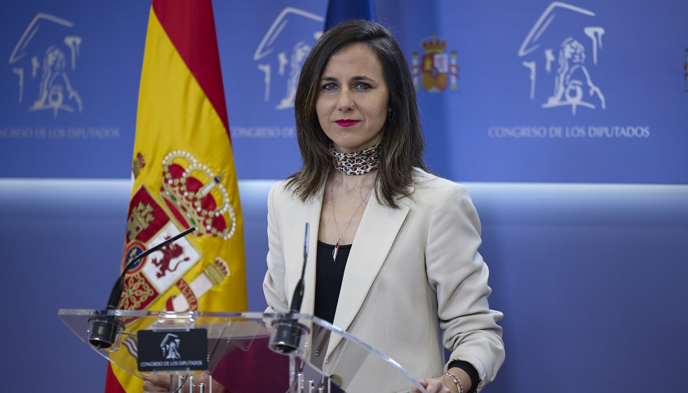 La secretaria general de Podemos, Iones Belarra, durante una rueda de prensa, en el Congreso de los Diputados, a 4 de marzo de 2026, en Madrid (España).