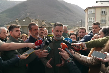 El presidente de Vox, Santiago Abascal, durante su visita a Villablino (León), dentro de la ruta de campaña que realiza con motivo de las elecciones autonómicas del próximo 15 de marzo.