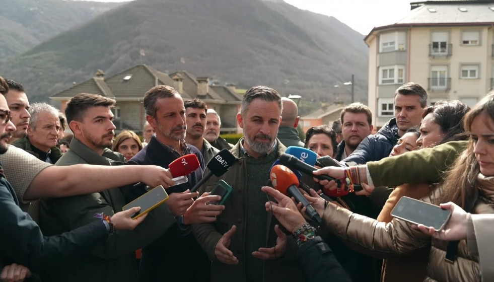 El presidente de Vox, Santiago Abascal, durante su visita a Villablino (León), dentro de la ruta de campaña que realiza con motivo de las elecciones autonómicas del próximo 15 de marzo.