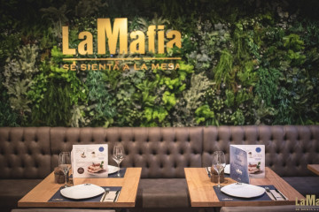 Archivo - Restaurante de La Mafia se sienta a la mesa