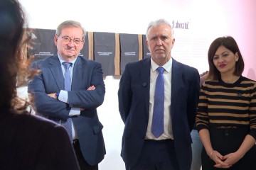 El ministro de Política Territorial y Memoria Democrática, Ángel Víctor Torres, junto con la ministra de Juventud e Infancia, Sira Rego, en la inauguración de la exposición sobre memoria histór