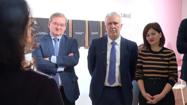 El ministro de Política Territorial y Memoria Democrática, Ángel Víctor Torres, junto con la ministra de Juventud e Infancia, Sira Rego, en la inauguración de la exposición sobre memoria histórica
