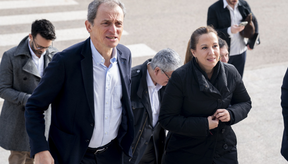 La presidenta del Cabildo de Tenerife, Rosa Dávila Mamely, y el presidente de Hispasat, Pedro Duque, durante una visita al Telepuerto Internacional de Arganda del Rey, a 5 de marzo de 2026, en Argand