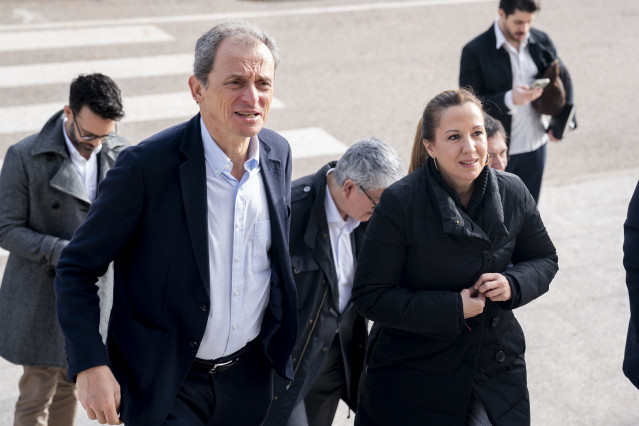 La presidenta del Cabildo de Tenerife, Rosa Dávila Mamely, y el presidente de Hispasat, Pedro Duque, durante una visita al Telepuerto Internacional de Arganda del Rey, a 5 de marzo de 2026, en Arganda del Rey, Madrid (España)