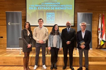 La diputada de VOX al Congreso por Almería y portavoz nacional de Emergencia Demográfica y Políticas Sociales, Rocío de Meer, junto a altos cargos de la formación en La Rioja en un acto en Logro�