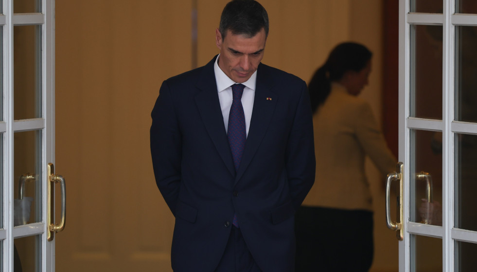 El presidente del Gobierno, Pedro Sánchez, antes de recibir al Gran Duque Guillermo V, en el Palacio de la Moncloa, a 5 de marzo de 2026, en Madrid (España).