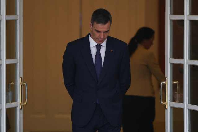El presidente del Gobierno, Pedro Sánchez, antes de recibir al Gran Duque Guillermo V, en el Palacio de la Moncloa, a 5 de marzo de 2026, en Madrid (España).