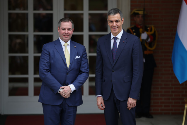 El presidente del Gobierno, Pedro Sánchez (d), recibe al Gran Duque Guillermo V (i), en el Palacio de la Moncloa.