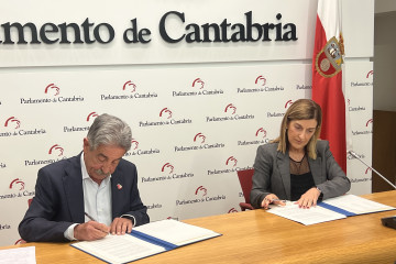 Archivo - La presidenta de Cantabria, María José Sáenz de Buruaga, y el secretario general del PRC, Miguel Ángel Revilla, firman el acuerdo para los Presupuestos Generales de 2025 en foto de archi