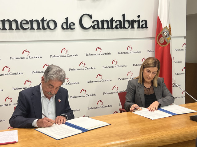 Archivo - La presidenta de Cantabria, María José Sáenz de Buruaga, y el secretario general del PRC, Miguel Ángel Revilla, firman el acuerdo para los Presupuestos Generales de 2025 en foto de archivo