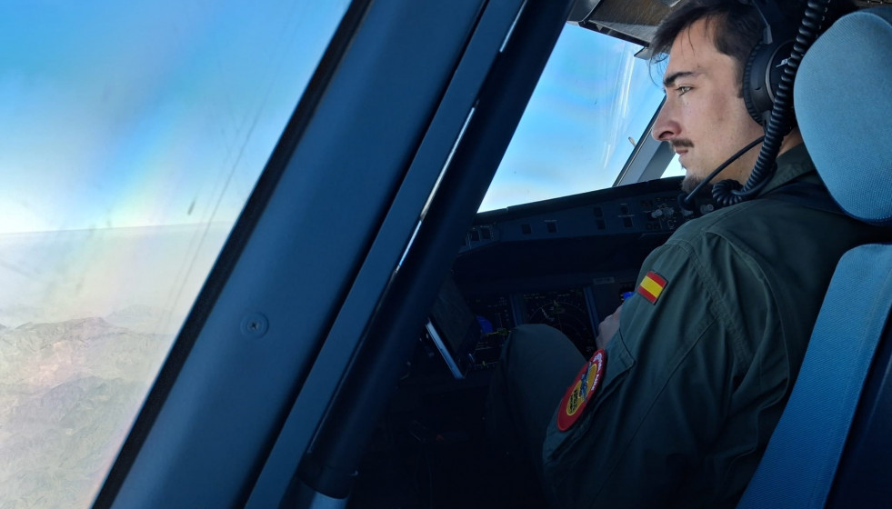 Un piloto del Airbus A330 que ha aterrizado en Omán para la segunda evacuación de civiles españoles en Oriente Medio, a viernes 6 de marzo de 2026.