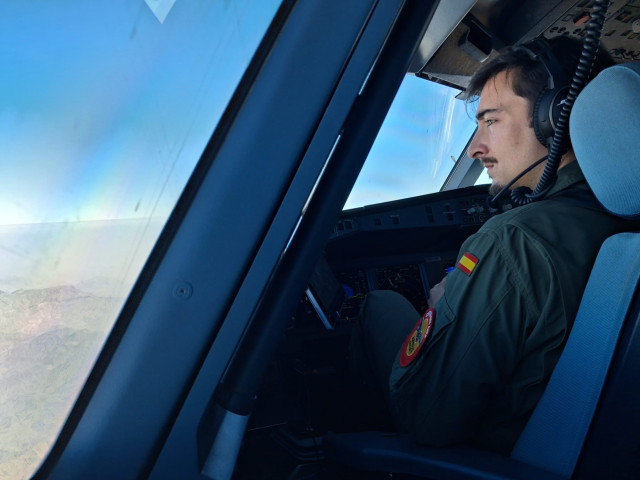 Un piloto del Airbus A330 que ha aterrizado en Omán para la segunda evacuación de civiles españoles en Oriente Medio, a viernes 6 de marzo de 2026.