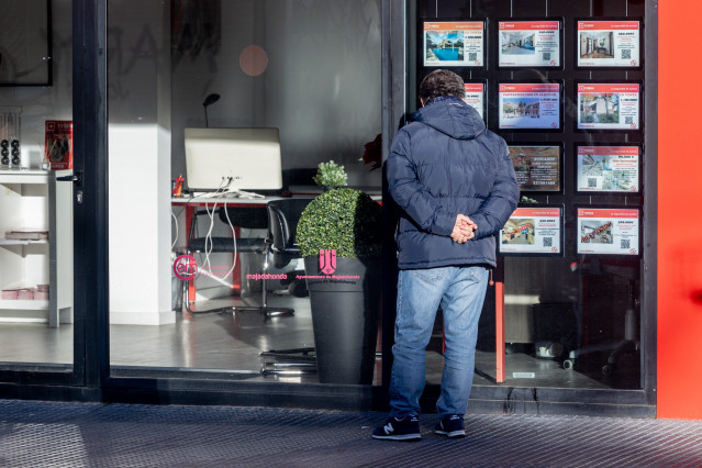 Archivo - Una oficina de empresa inmobiliaria.