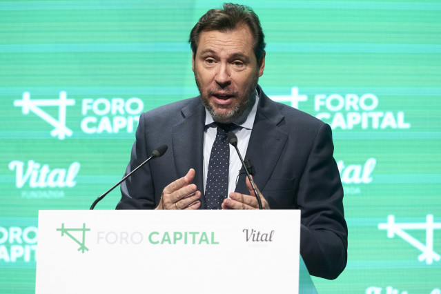 El ministro de Transportes y Movilidad Sostenible, Óscar Puente, durante el III Foro Capital, en el Centro Cultural de Arkabia, a 6 de marzo de 2026, en Vitoria-Gasteiz, Álava, País Vasco (España).