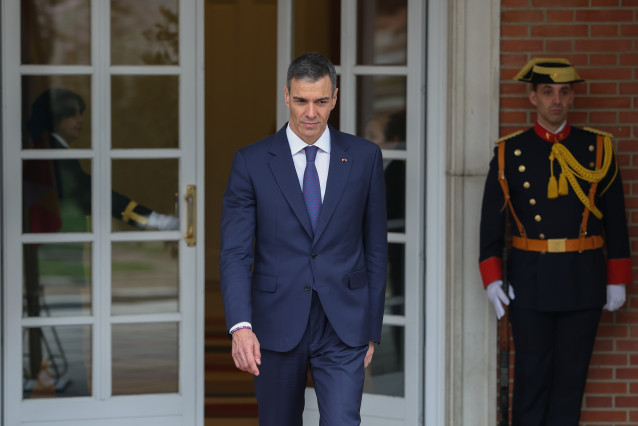 El presidente del Gobierno, Pedro Sánchez, antes de recibir al Gran Duque Guillermo V, en el Palacio de la Moncloa, a 5 de marzo de 2026, en Madrid (España).