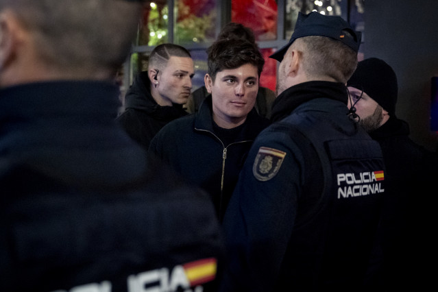 Archivo - El periodista Vito Quiles (c) durante una concentración por el día de la Eliminación de la violencia contra las Mujeres, a 25 de noviembre de 2025, en Madrid (España).