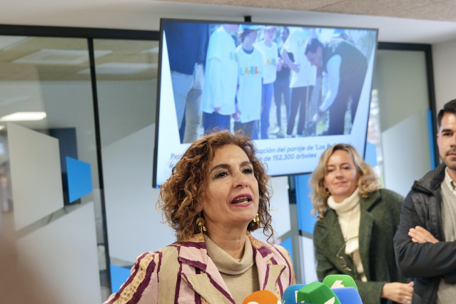 La vicepresidenta primera del Gobierno y ministra de Hacienda, María Jesús Montero, atiende a los medios antes de visitar las instalaciones de Moeve para conocer los proyectos Positive Motion y Valle Andaluz del Hidrógeno Verde (Foco Onuba). A 6 de Marzo