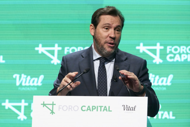 El ministro de Transportes y Movilidad Sostenible, Óscar Puente, durante el III Foro Capital, en el Centro Cultural de Arkabia, a 6 de marzo de 2026, en Vitoria-Gasteiz, Álava, País Vasco (España).