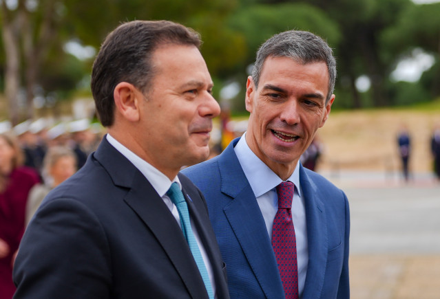 El presidente del Gobierno, Pedro Sánchez (d), junto al primer ministro de la República Portuguesa, Luís Montenegro (i), saludan a las delegaciones española y portuguesa dentro de los actos de la XXXVI Cumbre Hispano-Portuguesa. A 6 de marzo de 2026 en Pa