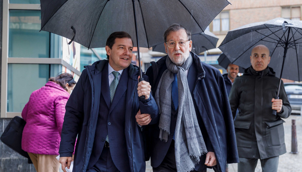 El expresidente del Gobierno Mariano Rajoy acompaña al presidente de la Junta de Castilla y León y candidato del PP a la reelección, Alfonso Fernández Mañueco, en Segovia.