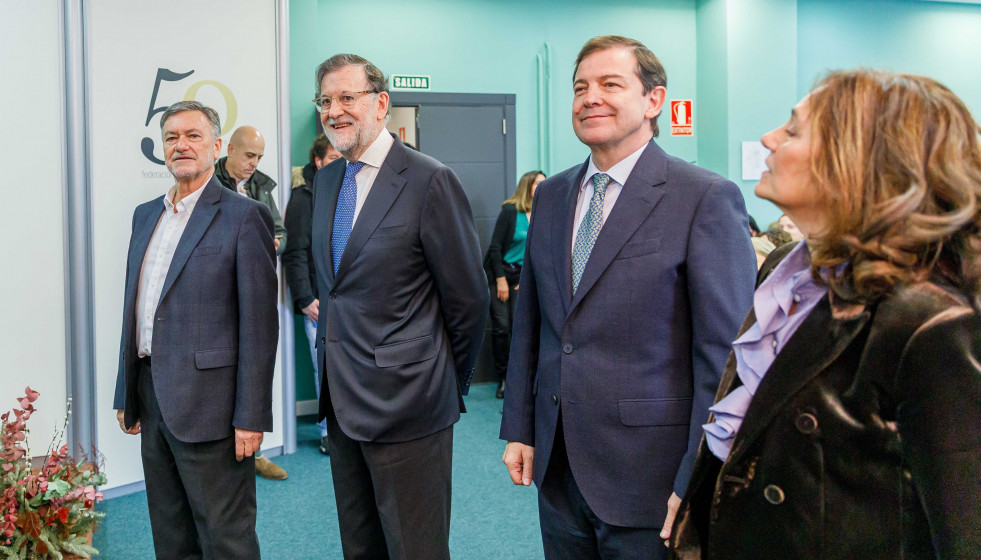 De D a I: La secretaria general de FES, Beatriz Escudero, el candidato del PP a la Junta de Castilla y León, Alfonso Fernández Mañueco, el Expresidente del gobierno, Mariano Rajoy; y el candidato N