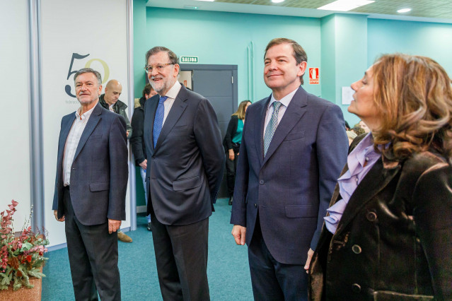 De D a I: La secretaria general de FES, Beatriz Escudero, el candidato del PP a la Junta de Castilla y León, Alfonso Fernández Mañueco, el Expresidente del gobierno, Mariano Rajoy; y el candidato Nº 1 por el PP de Segovia, Francisco Vázquez