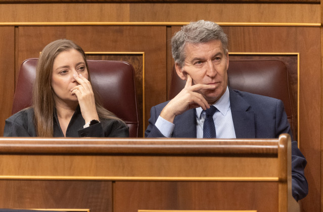 Archivo - El presidente del PP, Alberto Núñez Feijóo, y la portavoz del PP en el Congreso, Ester Muñoz, durante una sesión plenaria extraordinaria, en el Congreso de los Diputados, a 15 de enero de 2026, en Madrid (España).