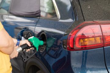 Repostaje en una gasolinera, a 3 de marzo de 2026, en Madrid