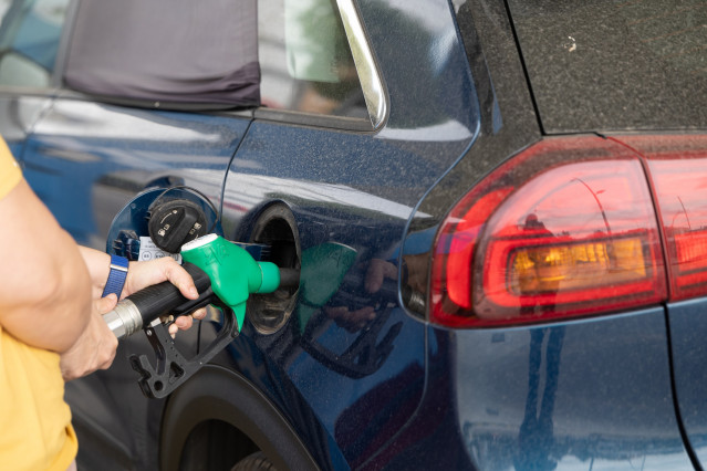 Repostaje en una gasolinera, a 3 de marzo de 2026, en Madrid