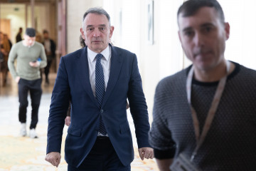 El diputado de Sumar Enrique Santiago a su llegada a la Junta de Portavoces en el Congreso, a 24 de febrero de 2026, en Madrid (España).