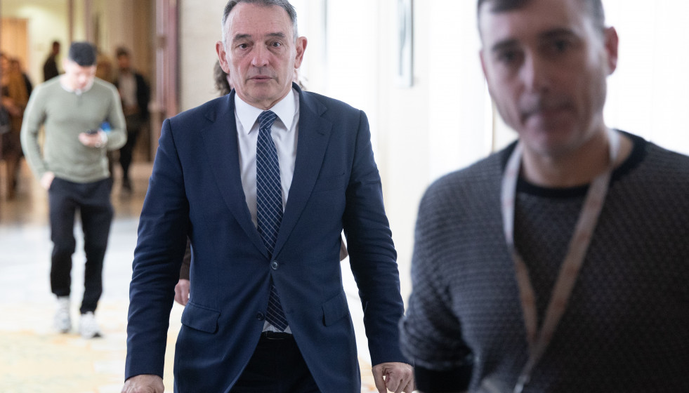 El diputado de Sumar Enrique Santiago a su llegada a la Junta de Portavoces en el Congreso, a 24 de febrero de 2026, en Madrid (España).