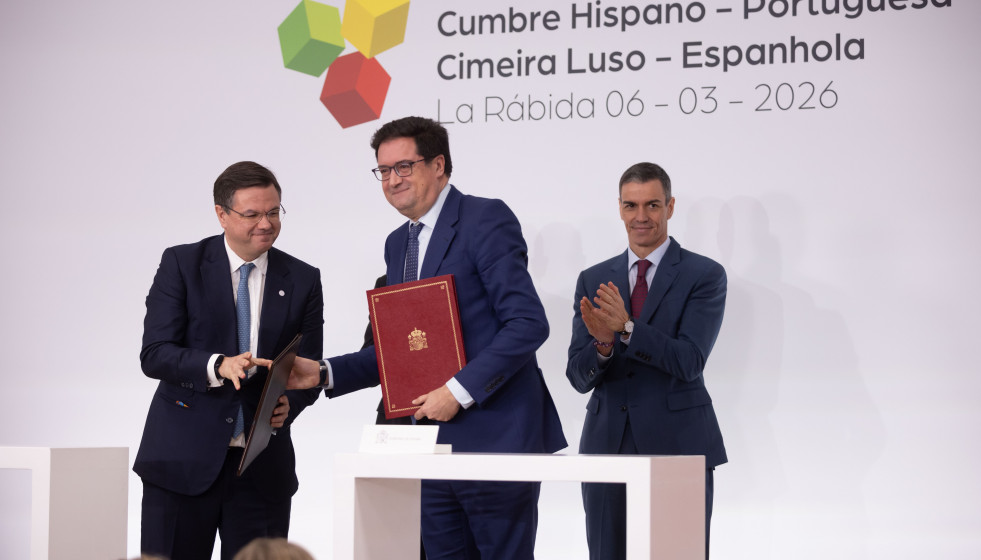 El primer ministro de la República Portuguesa, Luis Montenegro, junto al presidente del Gobierno, Pedro Sánchez, presiden la ceremonia de firma de acuerdos de la XXXVI Cumbre hispano-portuguesa, en 