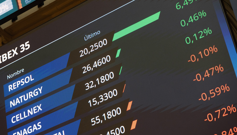 Paneles informativos en el Palacio de la Bolsa de Madrid, a 2 de marzo de 2026, en Madrid (España).