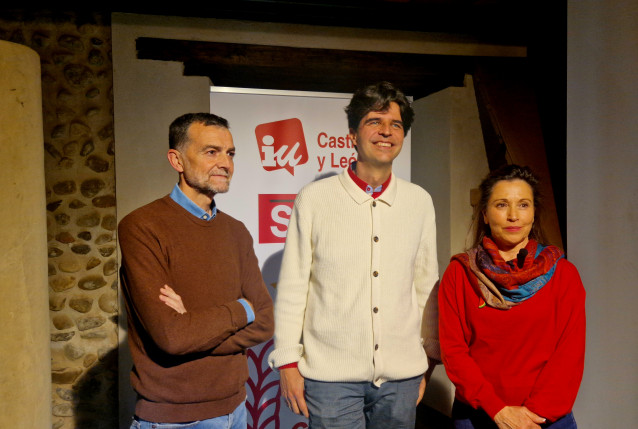 El coordinador federal de IU, Antonio Maíllo (izquierda), con el candidato a la Presidencia de la Junta de En Común, Juan Gascón (centro), en el Palacio del Conde Luna de la capital leonesa.
