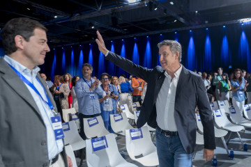 Archivo - El presidente del PP, Alberto Núñez Feijóo (d), y el presidente de la Junta de Castilla y León, Alfonso Fernández Mañueco (i), durante la segunda jornada del XXI Congreso Nacional del 