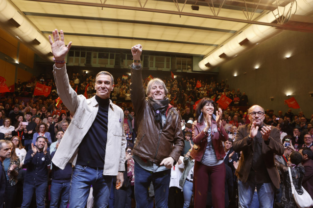 (I-D) El secretario general del PSOE y presidente del Gobierno, Pedro Sánchez, junto al candidato del PSOE a la Presidencia de la Junta, Carlos Martínez, y la ministra de Igualdad, Ana Redondo, durante un acto público en el Palacio de la Audiencia
