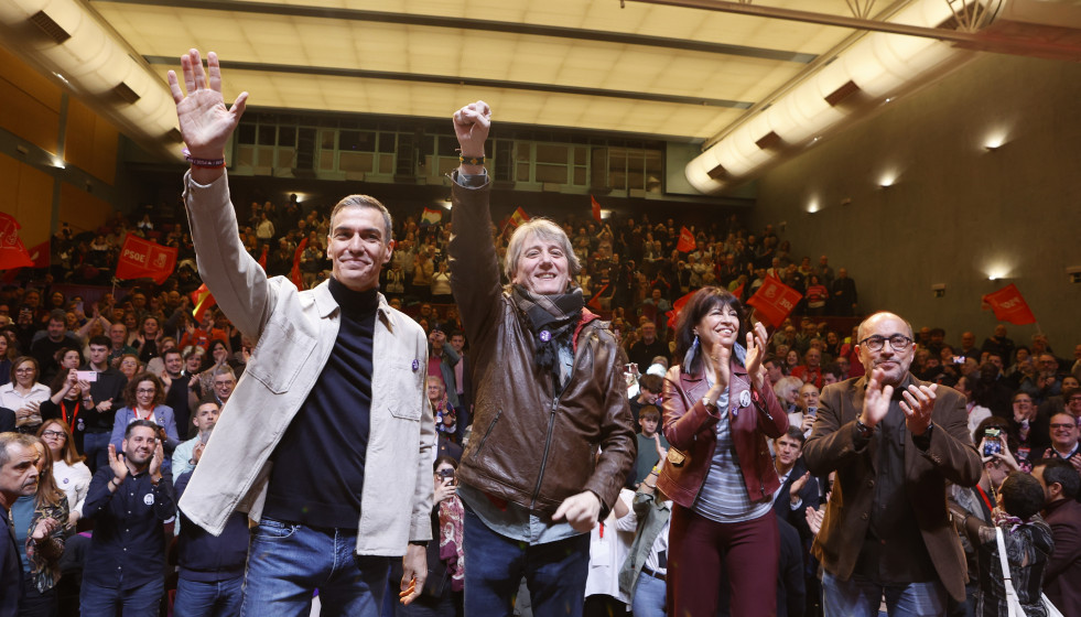 (I-D) El secretario general del PSOE y presidente del Gobierno, Pedro Sánchez, junto al candidato del PSOE a la Presidencia de la Junta, Carlos Martínez, y la ministra de Igualdad, Ana Redondo, dura