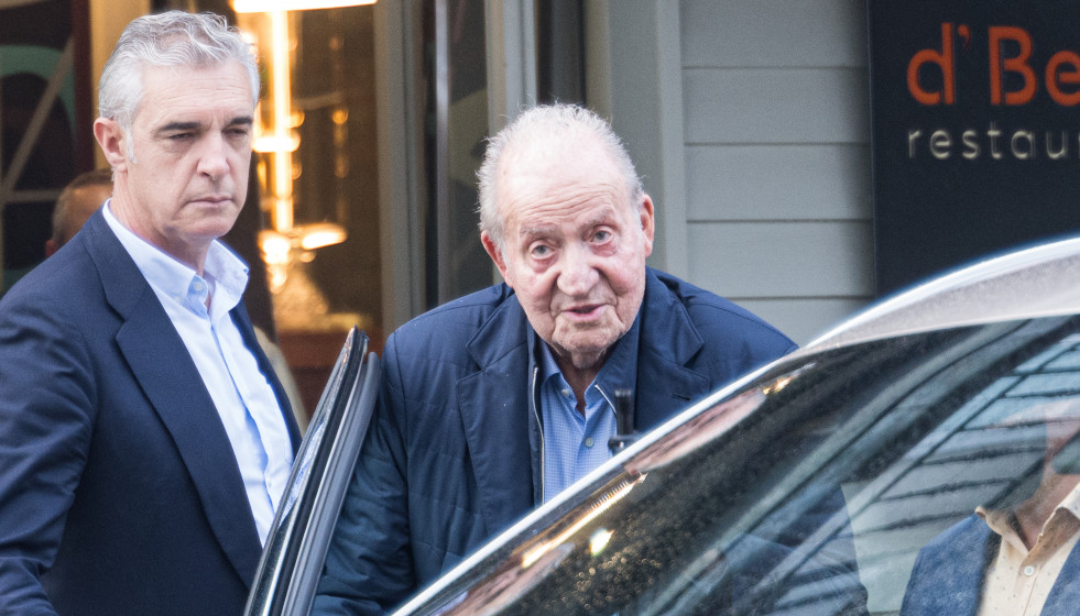 EuropaPress 7079081 rey emerito juan carlos salida restaurante dberto noviembre 2025 grove (1)