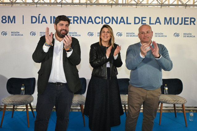 El secretario general del PP, Miguel Tellado, junto a López Miras y Noelia Arroyo